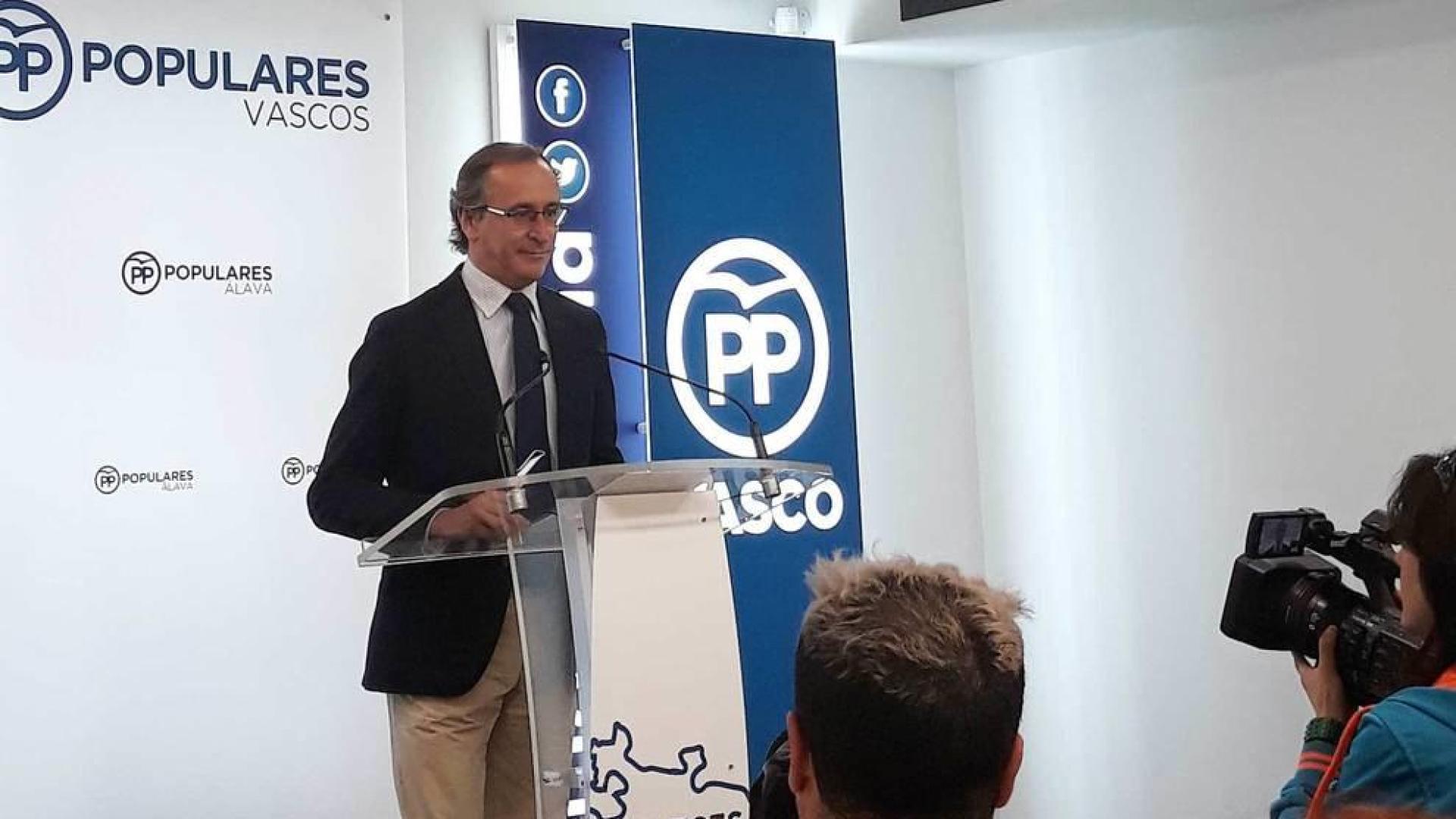 El presidente del PP vasco, Alfonso Alonso en rueda de prensa celebrada en Vitoria.