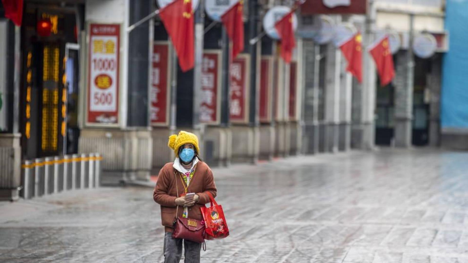 Una mujer se protege con una máscara, en Guangzhou.
