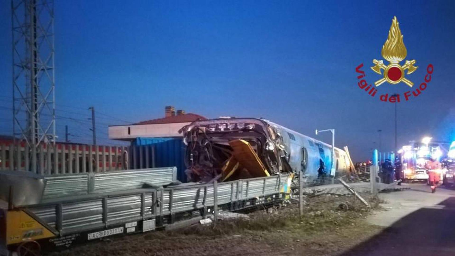 Dos muertos y 27 heridos por el descarrilamiento de un tren de alta velocidad en Italia