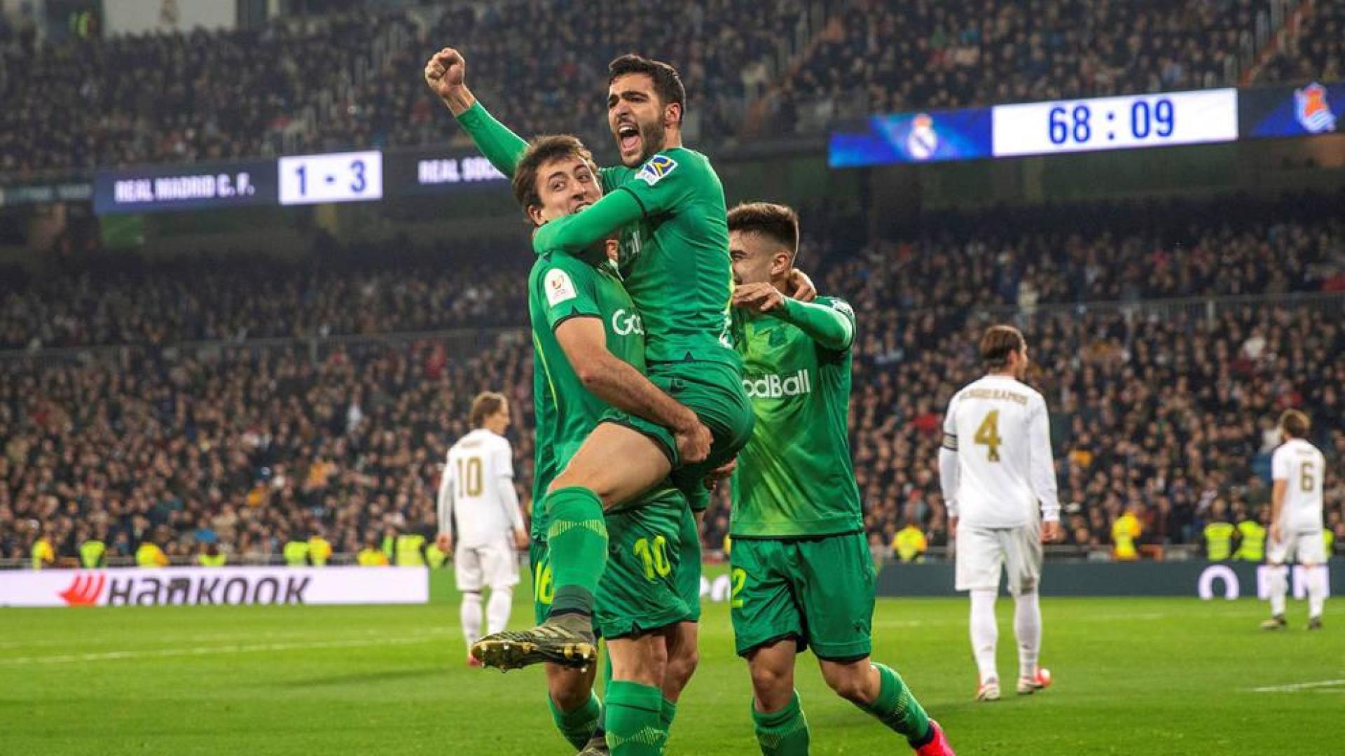 Mikel Merino celebra su gol, el cuarto de la Real Sociedad en el Santiago Bernabéu.