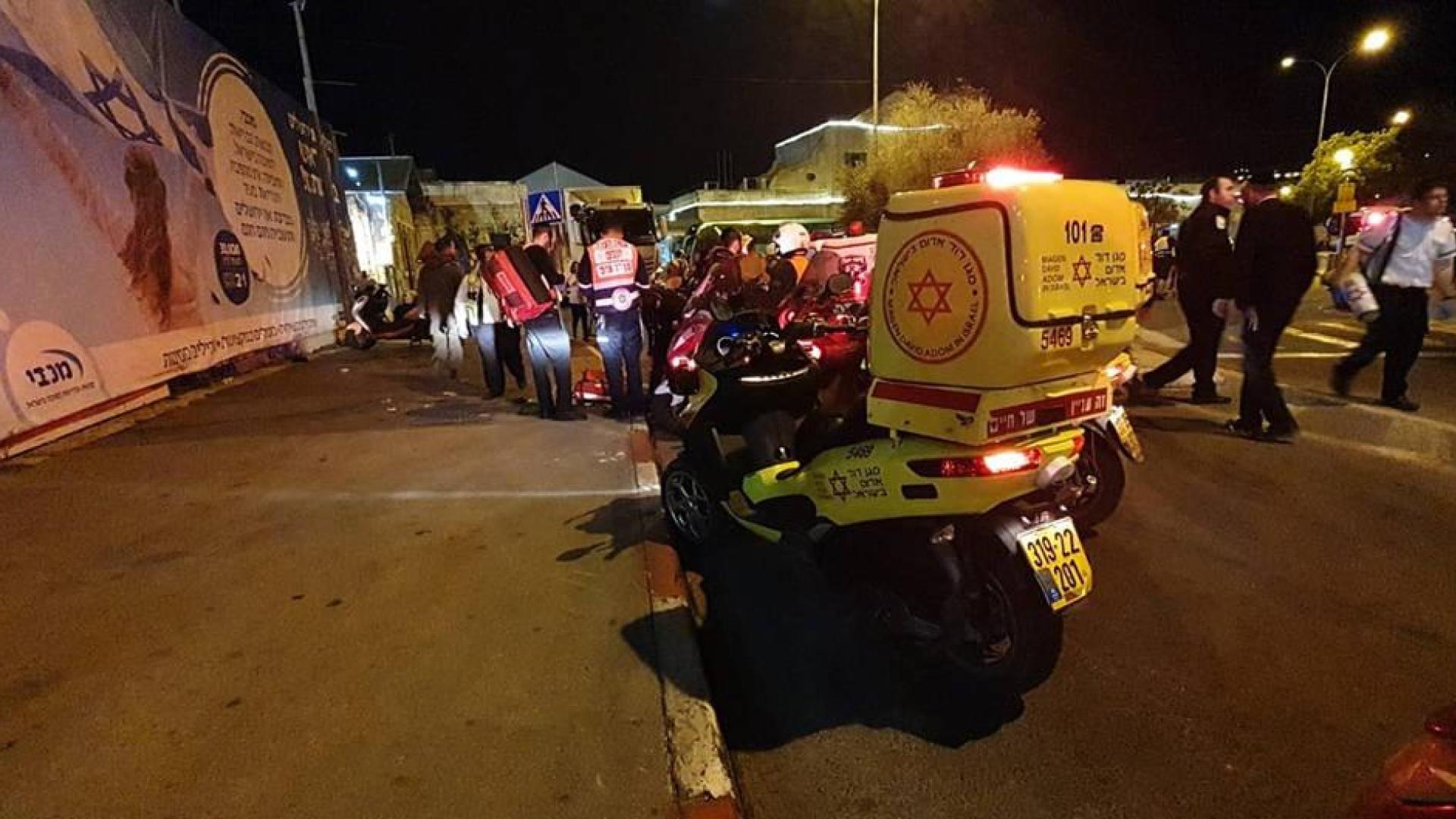 Miembros del servicio de rescate Estrella de David Roja atienden a los heridos en el atropello