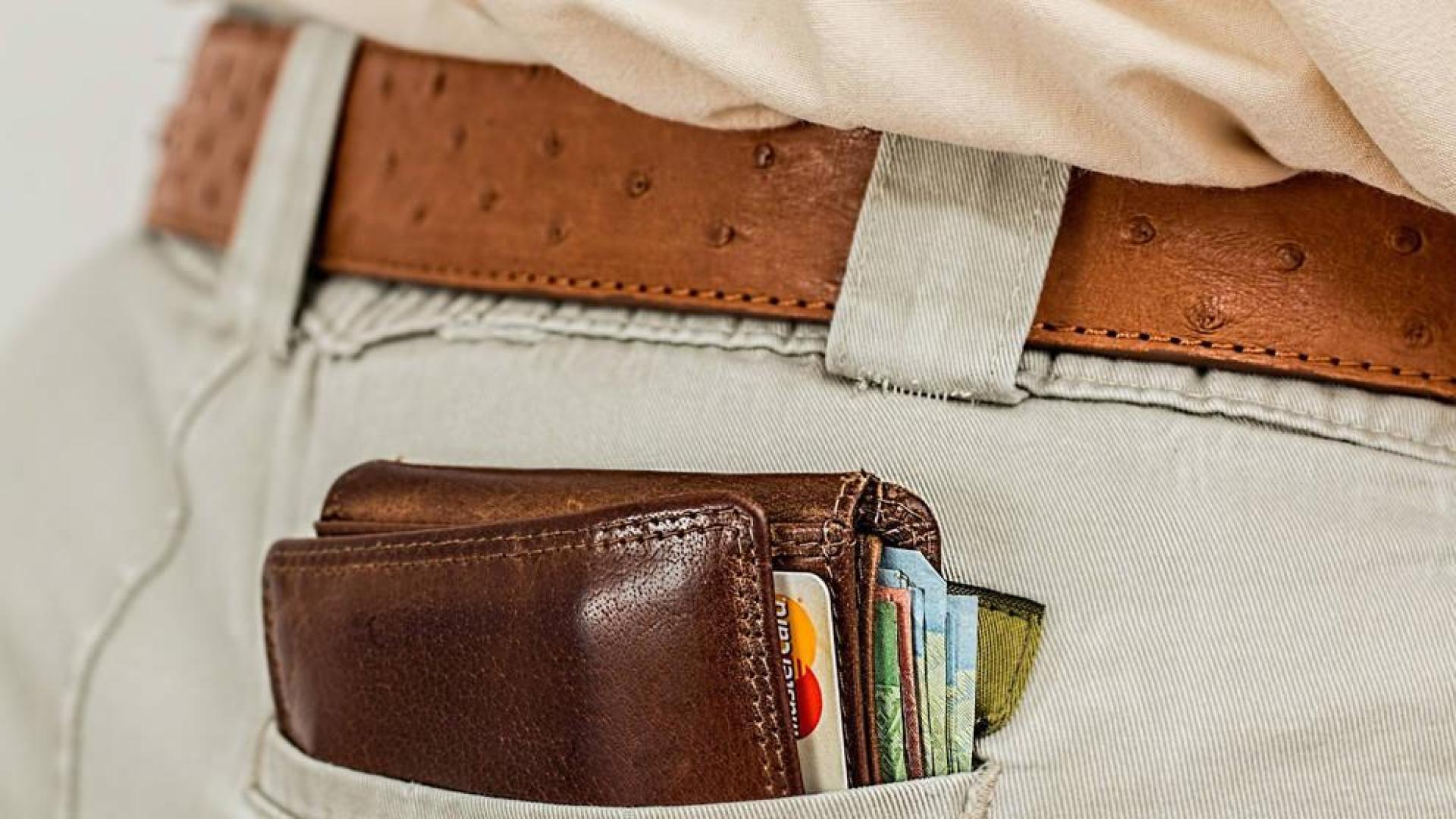 La ingeniosa idea de un joven para devolver una cartera perdida