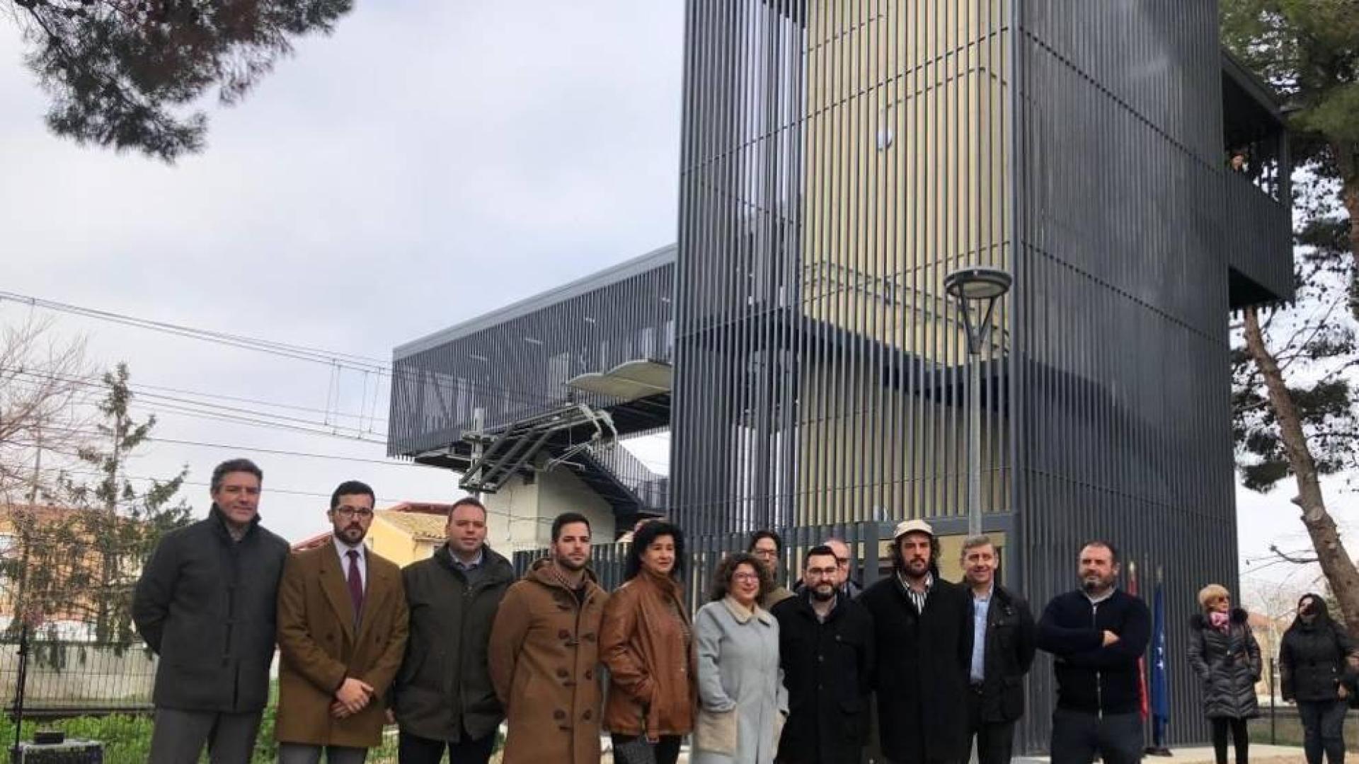 Autoridades delante de la pasarela peatonal inaugurada en Villafranca