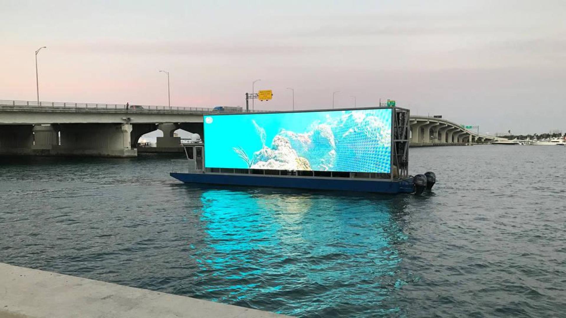 "Barco anuncio", con una pantalla LED gigante que muestra la vida de los corales desde la bahía Vizcaína, en el puerto de Miami