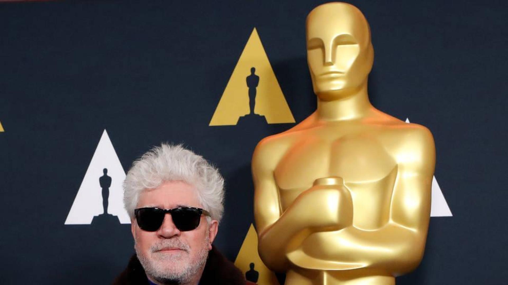 Pedro Almodóvar posa en la recepción de la Academia para los nominados a los Oscar