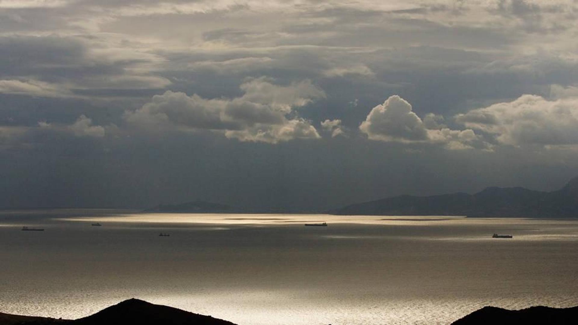 Buscan una patera con 28 personas en el mar de Alborán