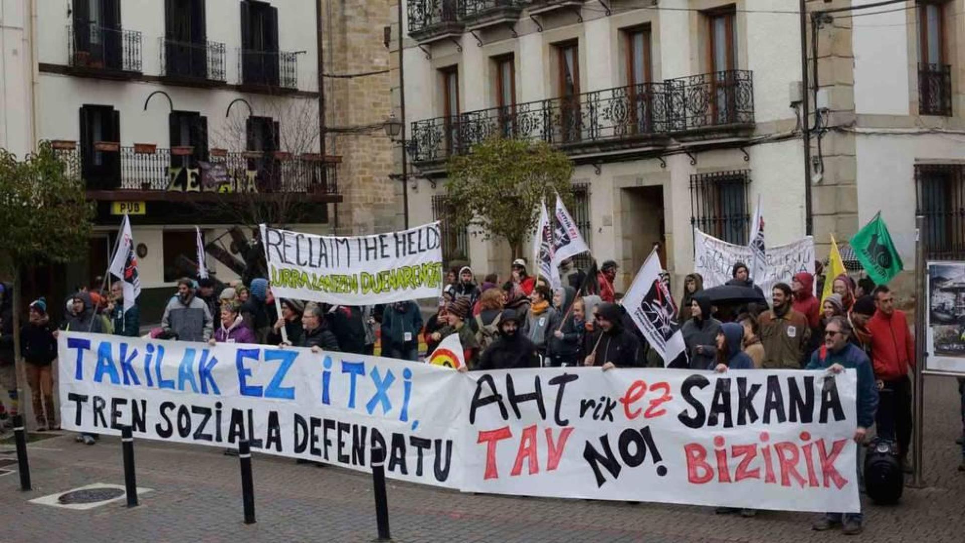 Alsasua aunó ayer el “no” al TAV y al cierre de taquillas del tren