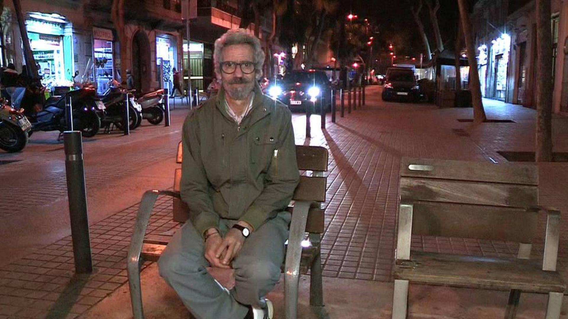 Rafael Montserrat, en la calle, donde sobrevive.
