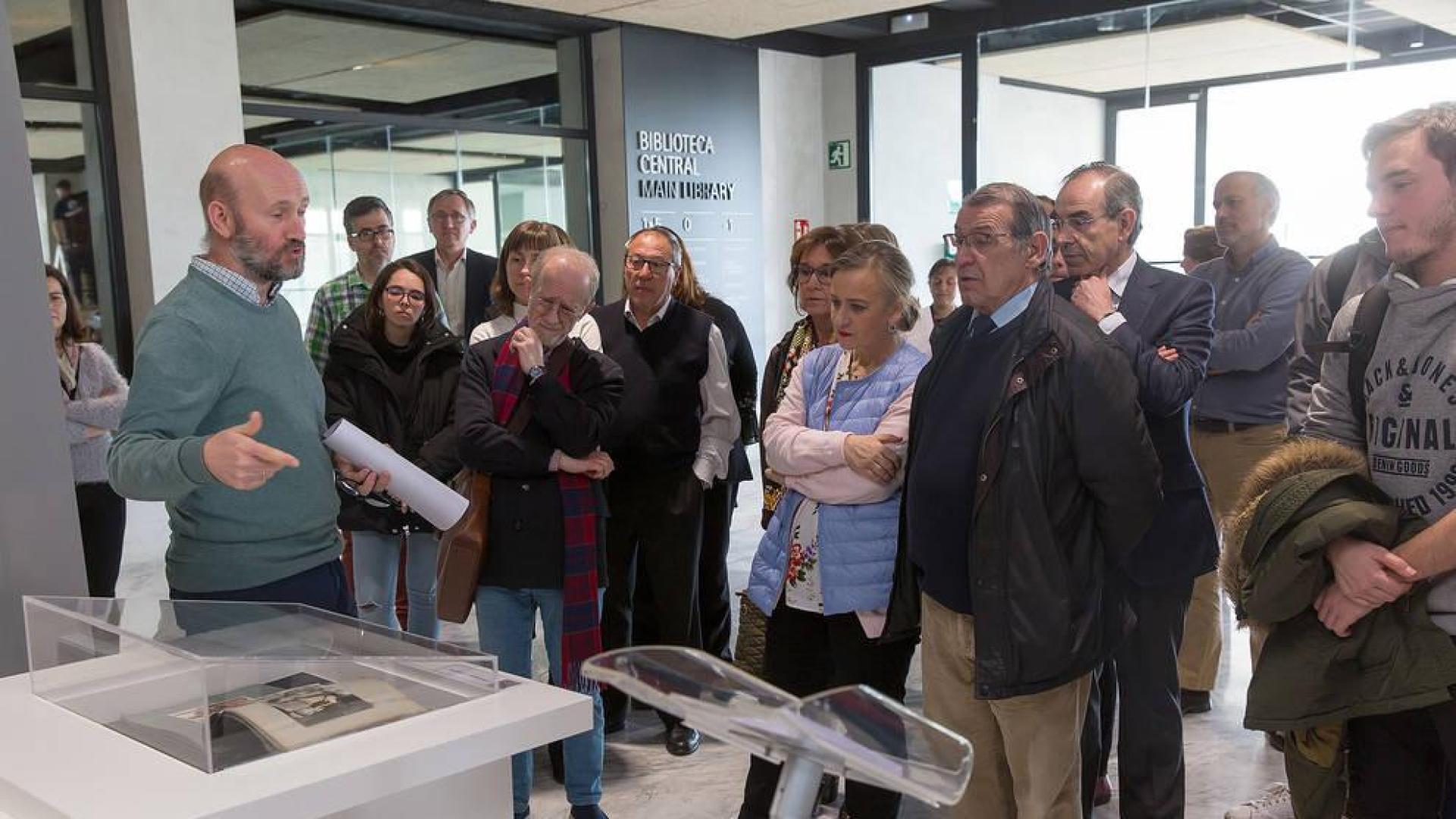 El profesor Francisco Javier Caspistegui explica el contenido de una de las vitrinas.