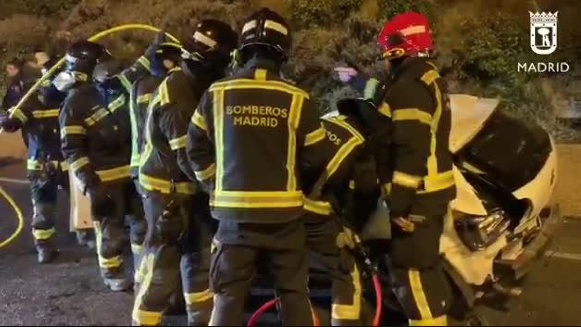 Vídeo tras la caída de un coche de 8 metros en Madrid