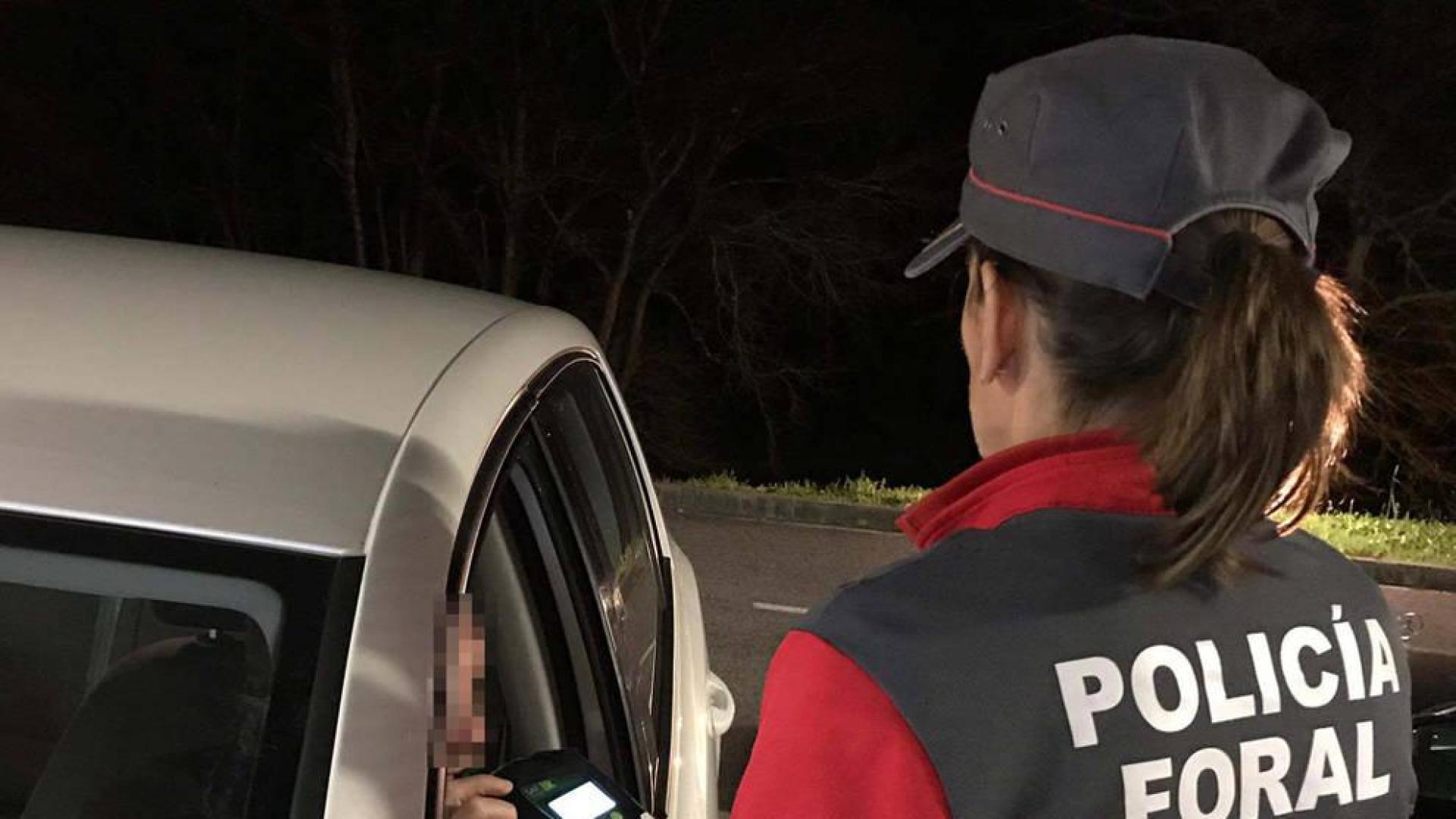 Investigado por conducir sin puntos, dar positivo en alcohol y drogas y usar el móvil