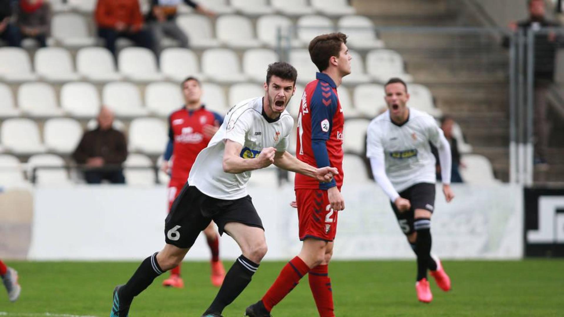 Xabi Cárdenas, del Real Unión, celebra el 1-0 ante la frustración de Javi Martínez, del Promesas.