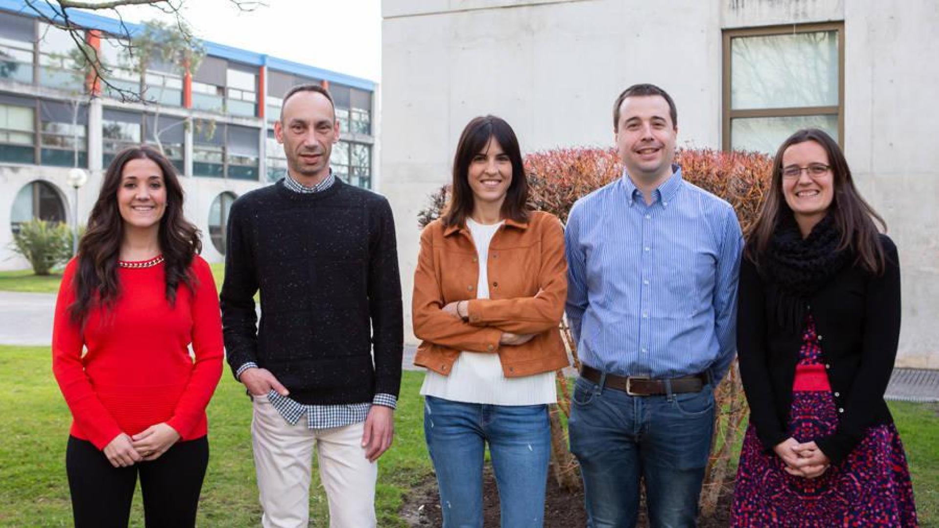 Doctores y doctoras premiados, en el campus de Arrosadia de la UPNA. De izda. a dcha., Lucía Garcés Galdeano, Iván Martínez Baz, Ainara López Maestresalas, Mikel Bravo Acha y Patricia Aranguren Garacochea. Falta en la foto Miguel Rodríguez de Vera Mouliáa.