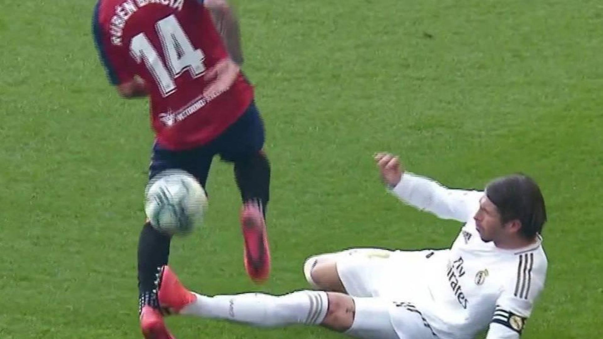 Sergio Ramos, con los tacos sobre Rubén García.