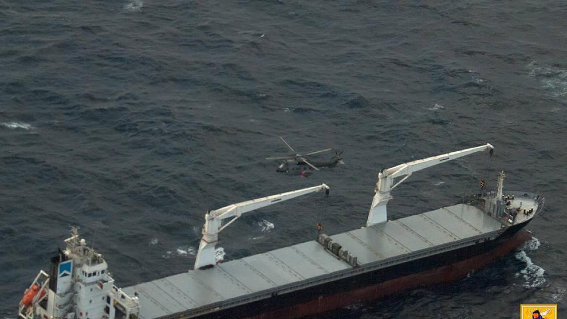 El helicóptero del Ejército del Aire, sobre el mercante que ha recogido a los migrantes.