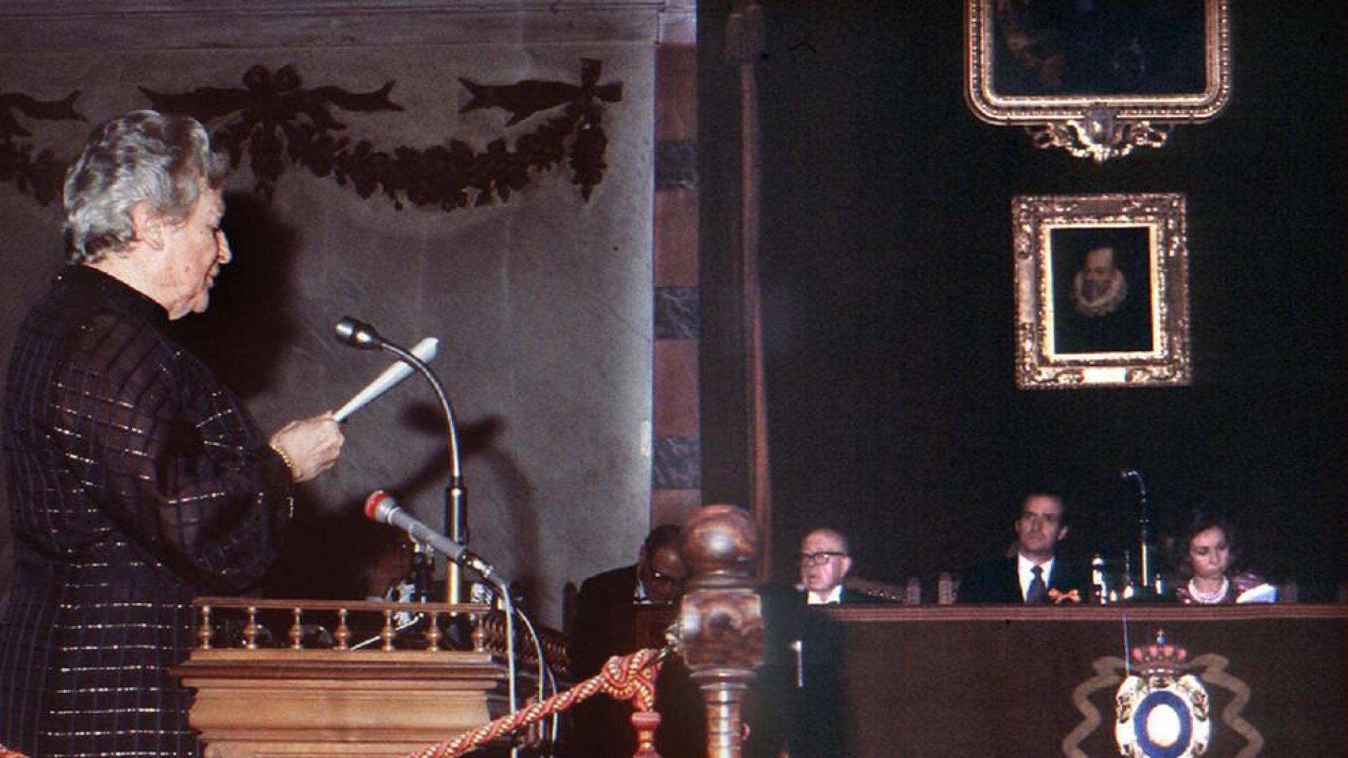 La escritora y académica de la lengua Carmen Conde, en su ingreso en la RAE en 1978.