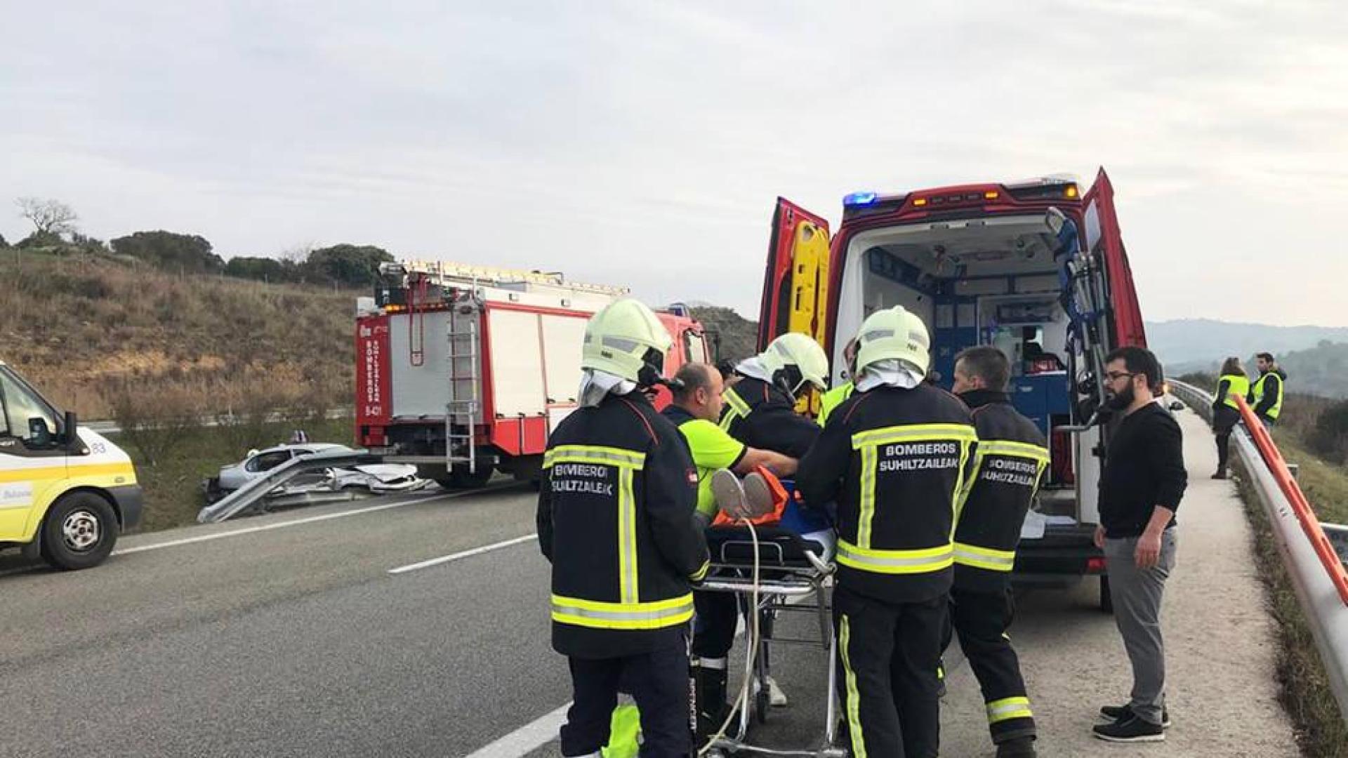 Dos jóvenes heridos leves tras sufrir una salida de vía en la AP-15