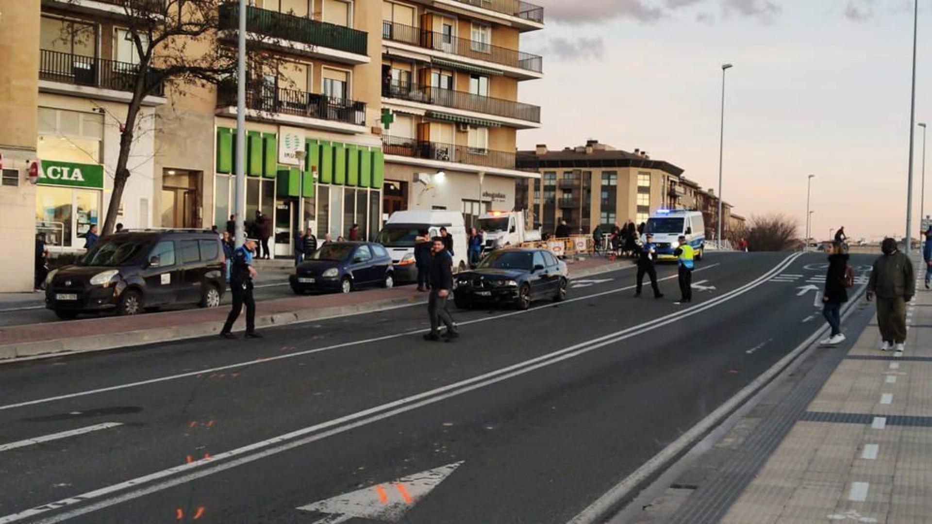 Dos jóvenes, un chico y una chica, resultaron heridos este lunes 10 de febrero tras sufrir un atropello en el puente de Cuatrovientos.
