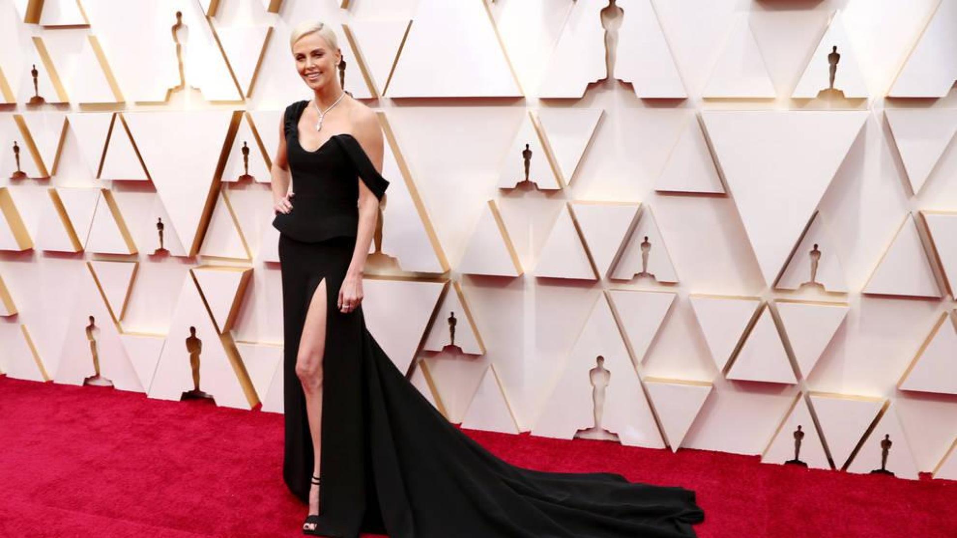 Con Charlize Theron a la cabeza, el negro triunfa en la alfombra roja de los Oscar