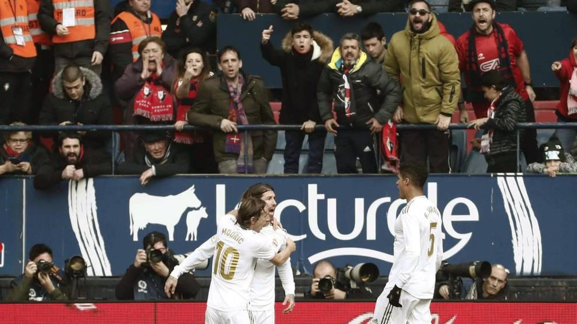 Sergio Ramos celebra su gol en El Sadar junto a Modric y Varane.