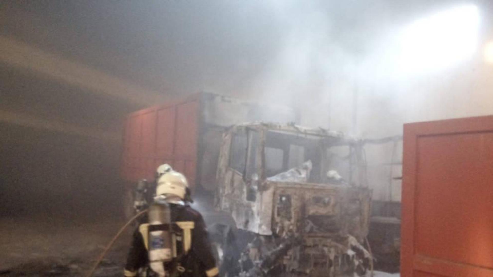 Apagan un incendio de un camión dentro de una bajera en Artajona