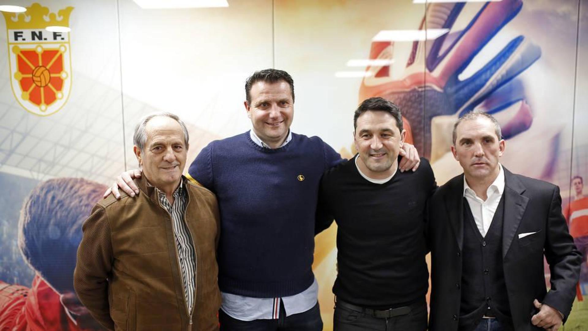 Jesús Corera y los directores deportivos César Palacios (Numancia), Braulio Vázquez (Osasuna) y Fran Garagarza (Eibar), antes de comenzar el coloquio en la sede de la Federación Navarra de Fútbol.