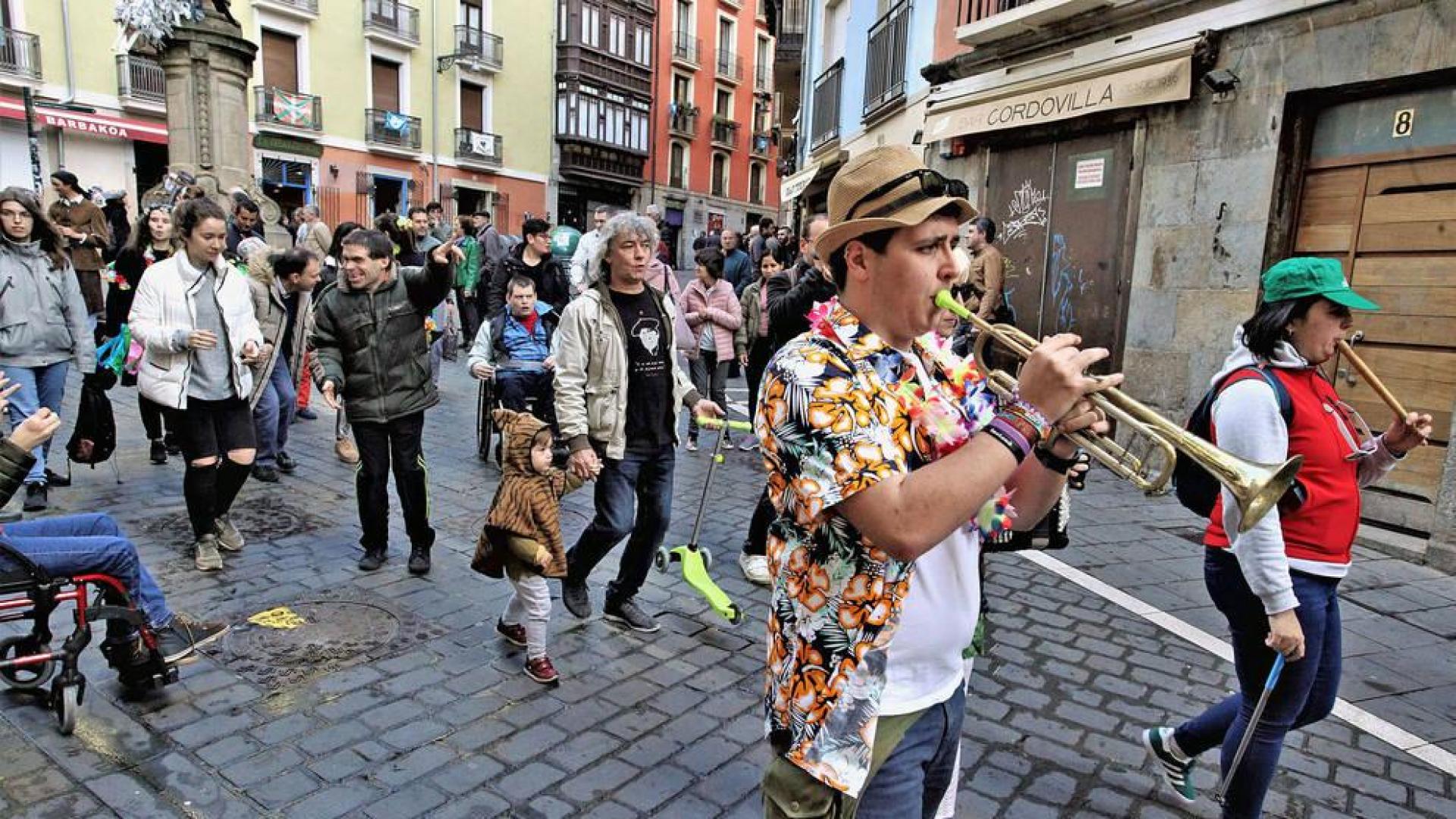 El pasacalles de carnaval es uno de los recurrentes por estas fechas en el Casco Viejo.