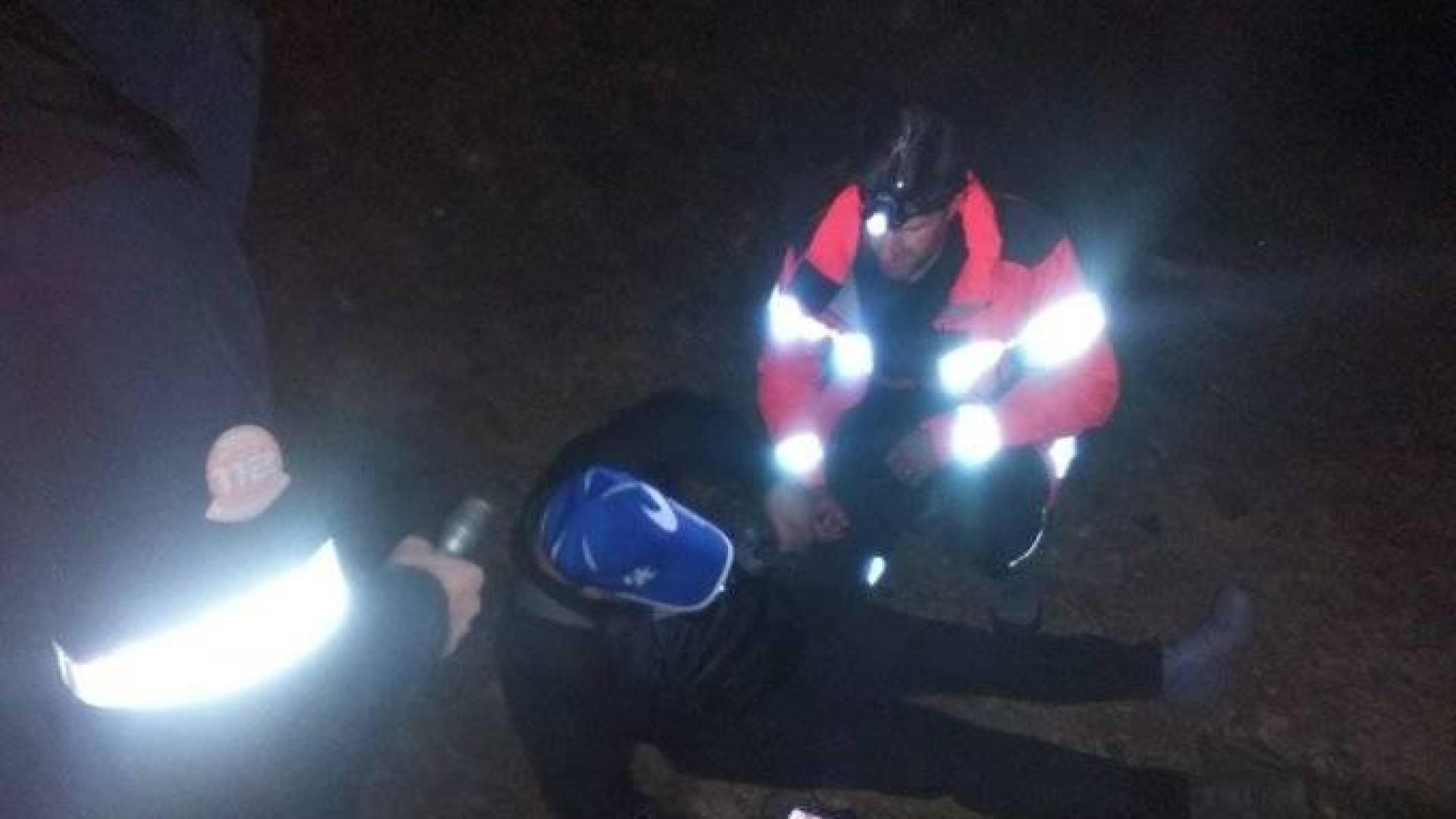 Los bomberos auxilian a un peregrino que se encontraba exhausto y deshidratado