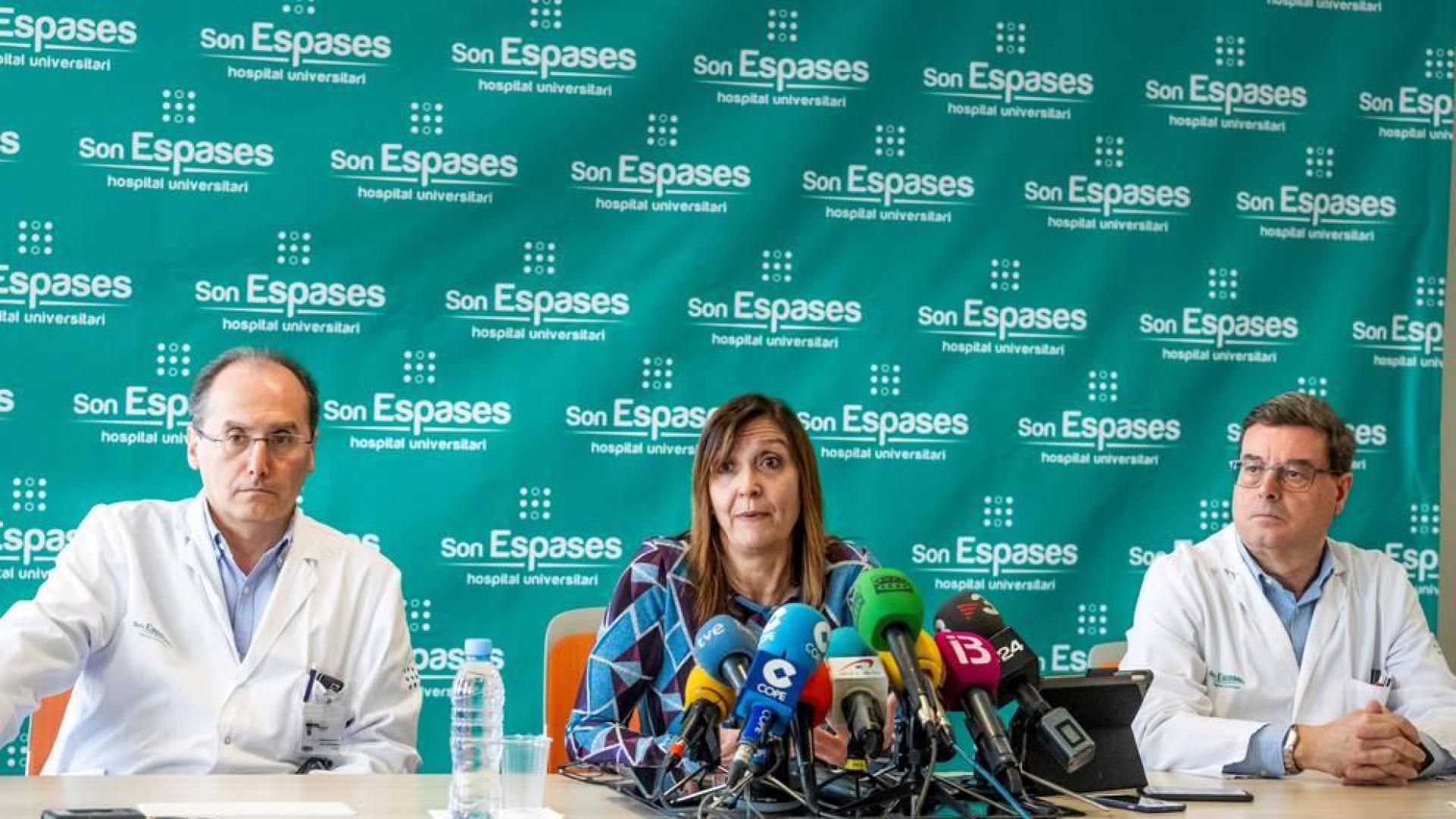 El jefe de Medicina Interna del hospital Son Espases, Javier Murillas; la directora general de Salud Pública y Participación, Maria Antònia Font; y el jefe de Microbiologia del hospital Son Espases, Jordi Reina, en Palma de Mallorca.