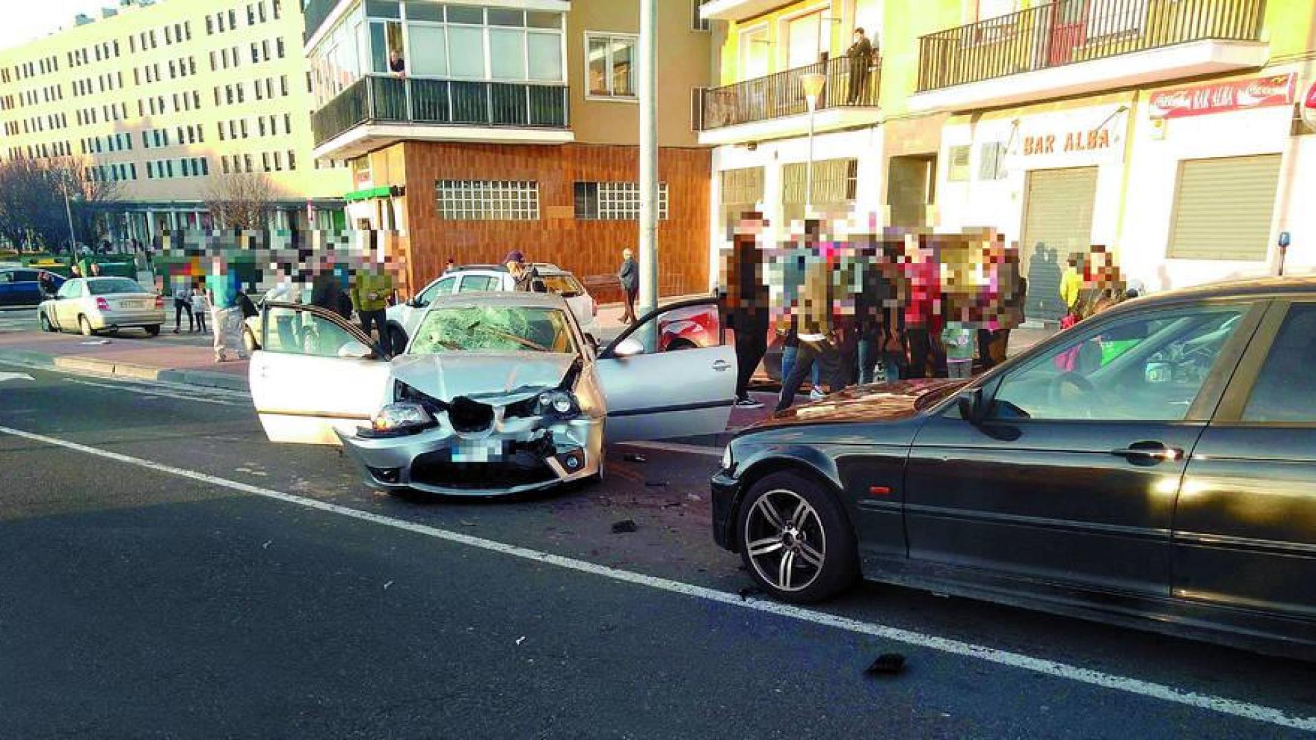 El vehículo gris perdió el control en el puente de Cuatrovientos se subió a la acera, arrolló a la pareja de novios y chocó contra otro coche al regresar a la carretera.