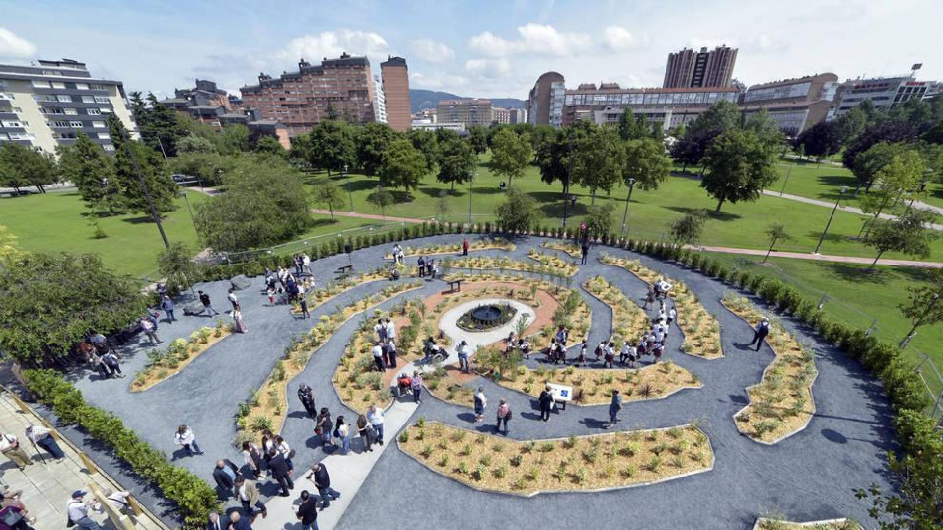 Se encuentra ubicado en el parque de Yamaguchi de Pamplona