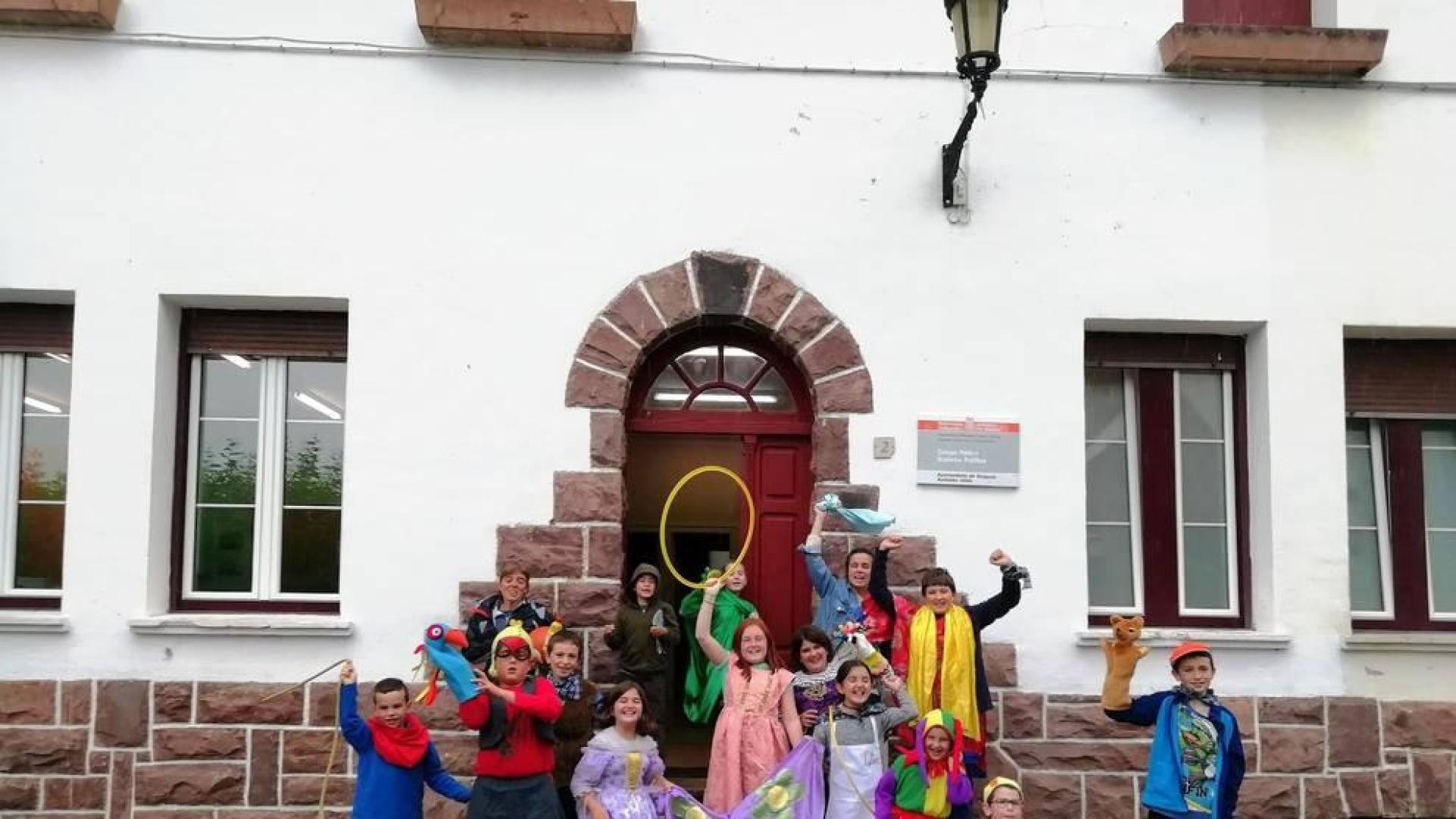Alumnos de Burguete, en unas jornadas que protagonizaron para demostrar que la escuela está viva.