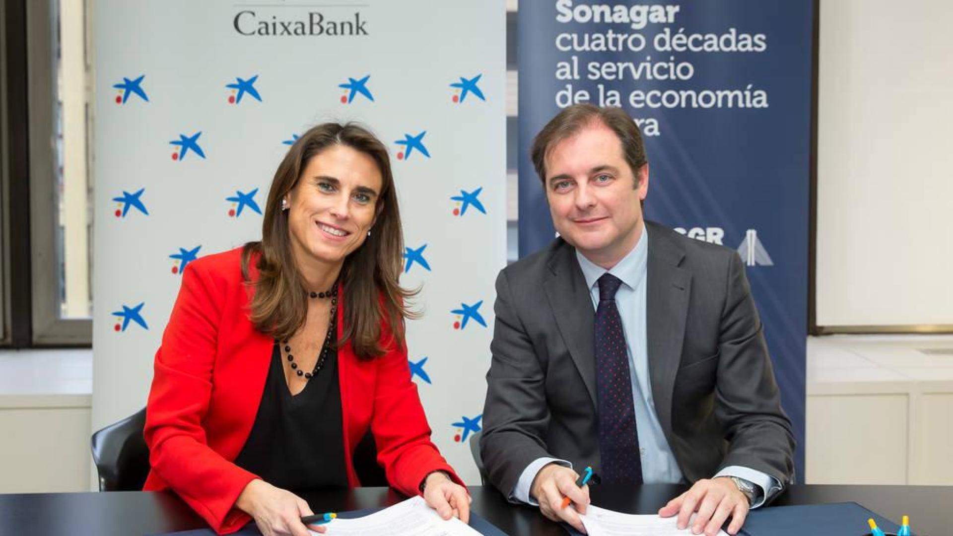 Firma del convenio entre Isabel Moreno, directora territorial de CaixaBank, y Pablo Cámara, director general de Sonagar
