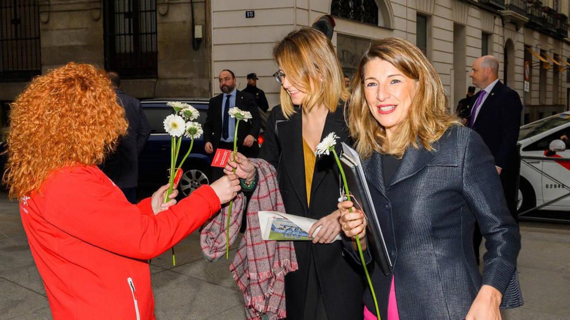 La ministra de Trabajo, Yolanda Díaz (d), a su llegada este miércoles al Congreso de los Diputados.