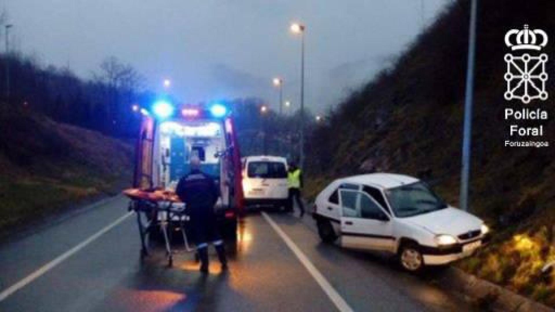 Herida tras salirse de la carretera y chocar contra una farola en Oronoz
