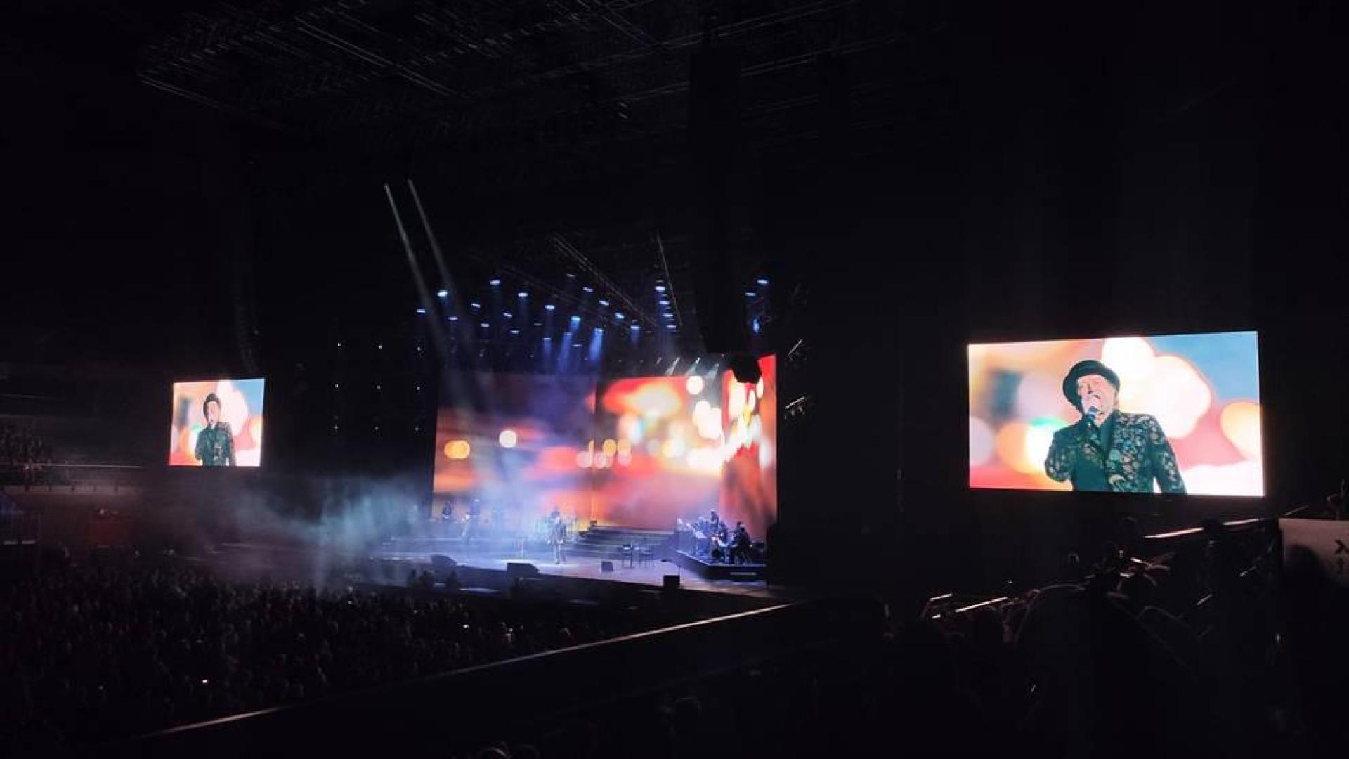 Joaquín Sabina se cae durante el concierto del Wizink Center e interrumpen la actuación