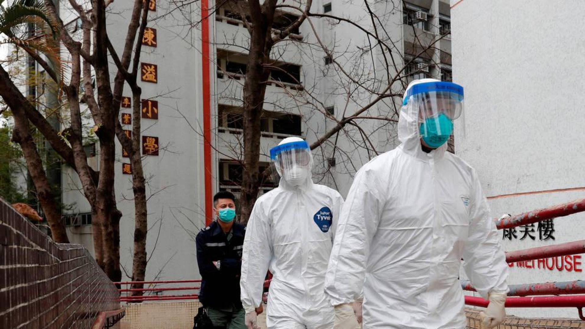 Trabajadores de emergencias en la evacuación de un edificio por dos casos de coronavirus