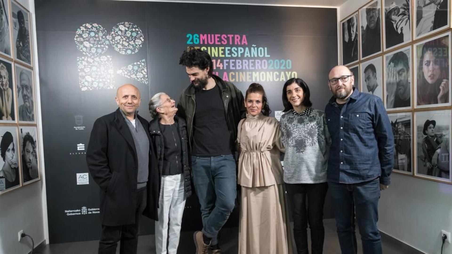 De izquierda a derecha: Luis Alegre; Benedicta Sánchez; Óliver Laxe; Emma Karina Sánchez, hija de Benedicta; Merche Añón, edil de Cultura; y Julio Mazariko, presidente del Cineclub Muskaria.