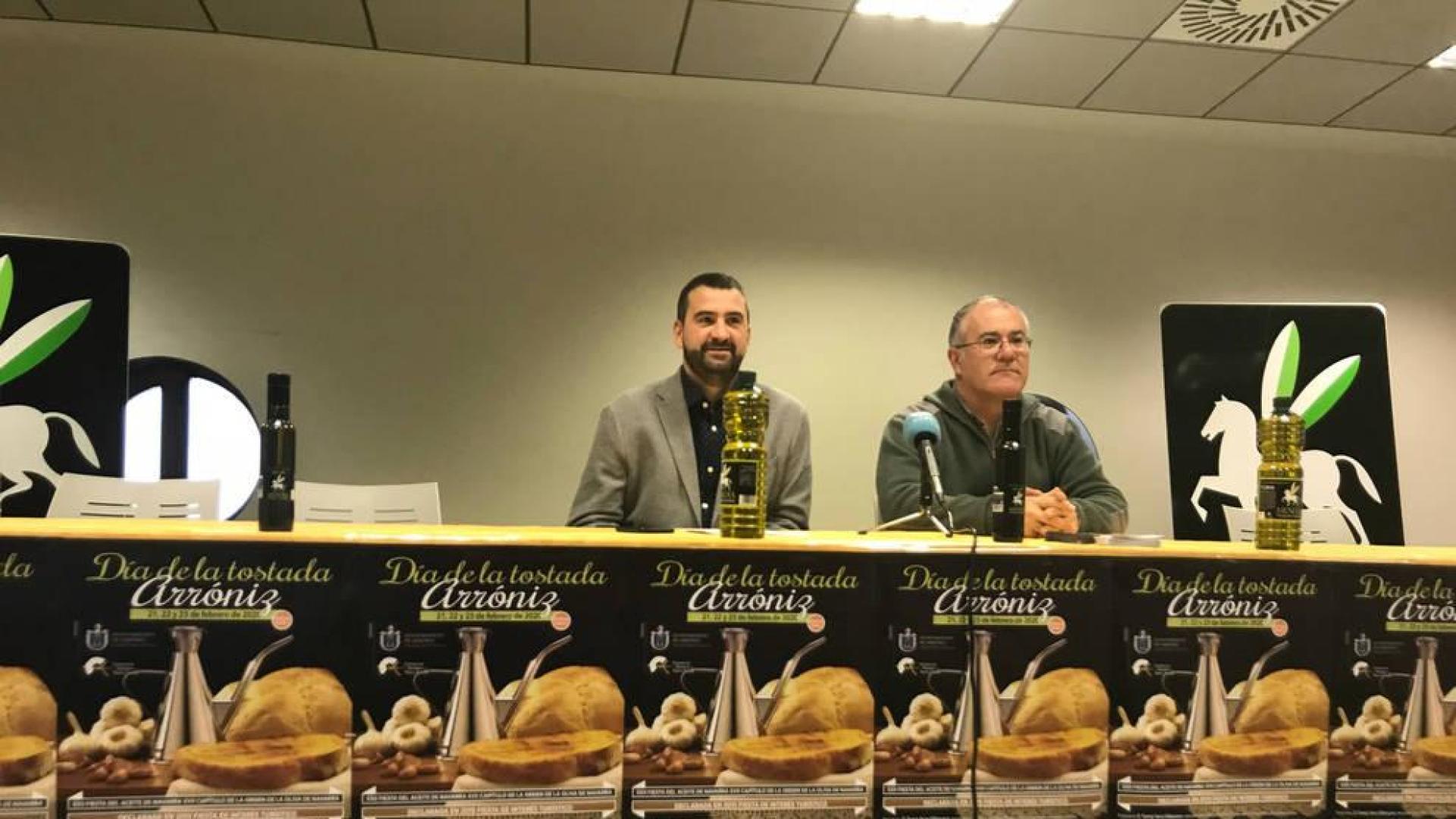Ángel Moleón, alcalde de Arróniz, y Pedro Luis González, presidente del trujal Mendía, este jueves en la presentación.