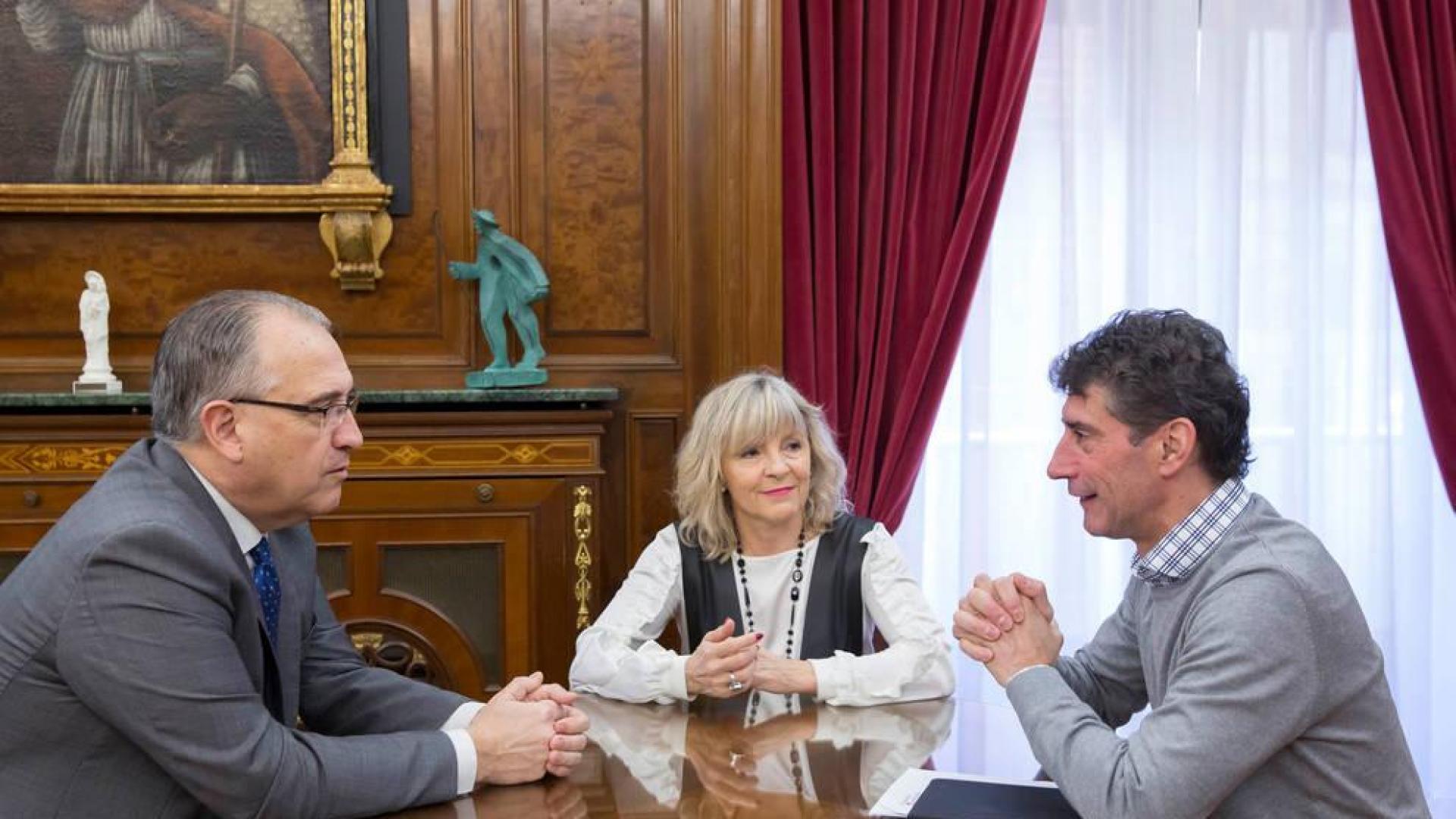 El alcalde de Pamplona recibe a la Fundación Remonte Euskal Jai Berri