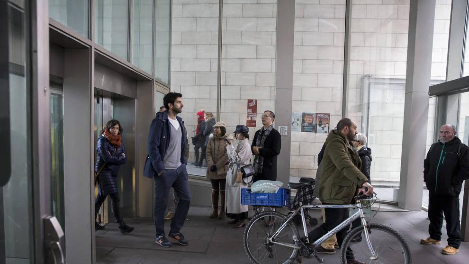 Usuarios del ascensor de Descalzos de Pamplona. La capital navarra ganó 1.928 habitantes según la última revisión del padrón municipal a fecha 1 de enero de 2018.