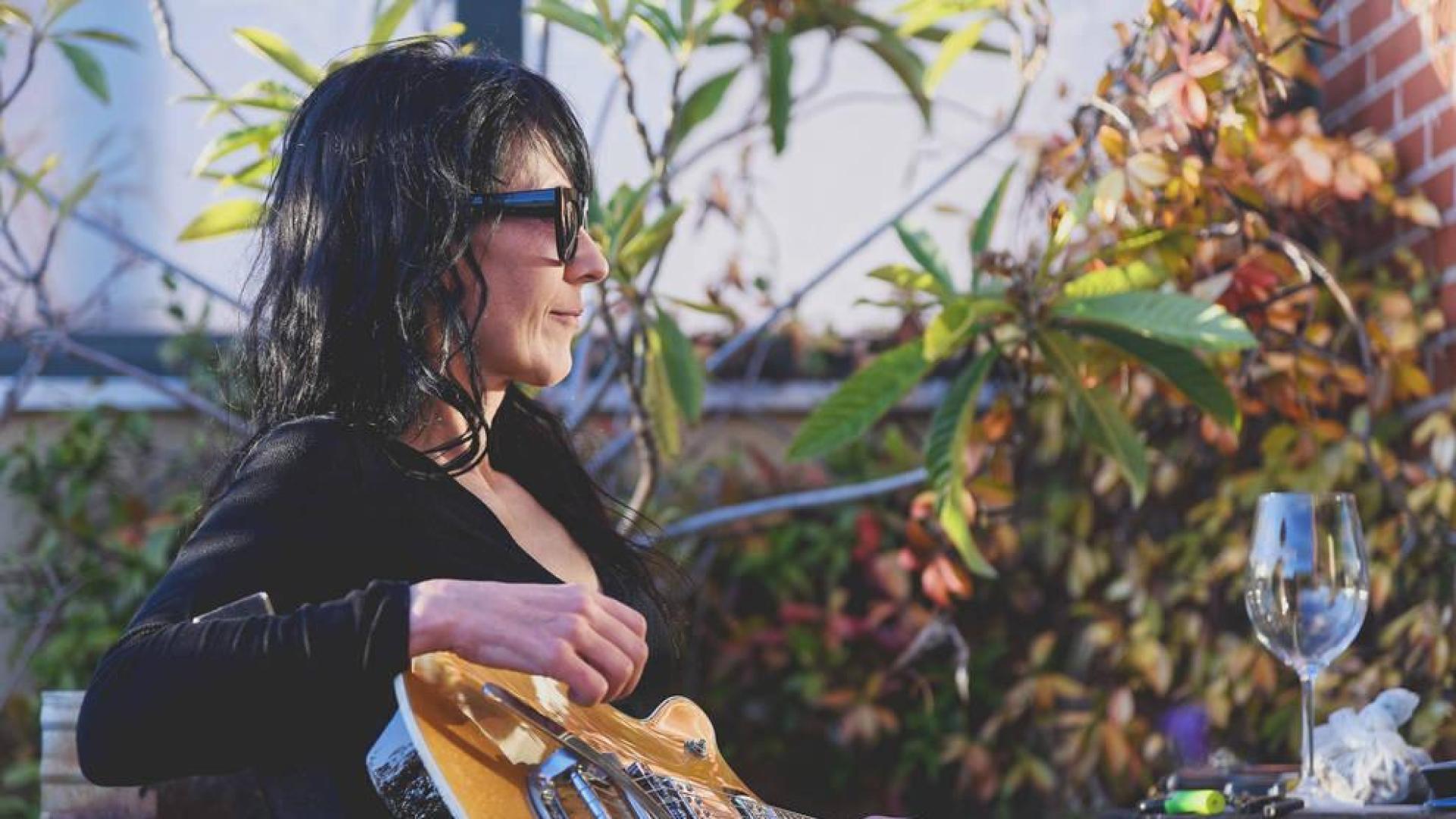 Cristina Martínez: “La música tiene el poder de volver 'loca' a la gente”