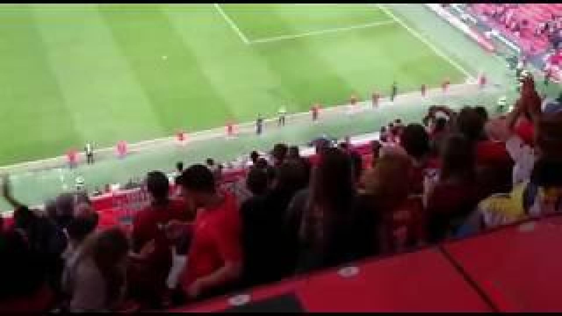 La afición rojilla celebra el triunfo en San Mamés