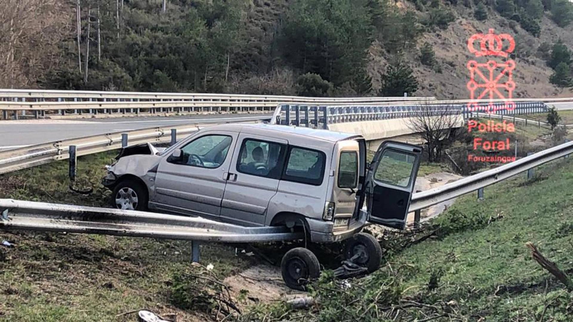 Ileso tras salirse de la autopista a la altura de Barásoain