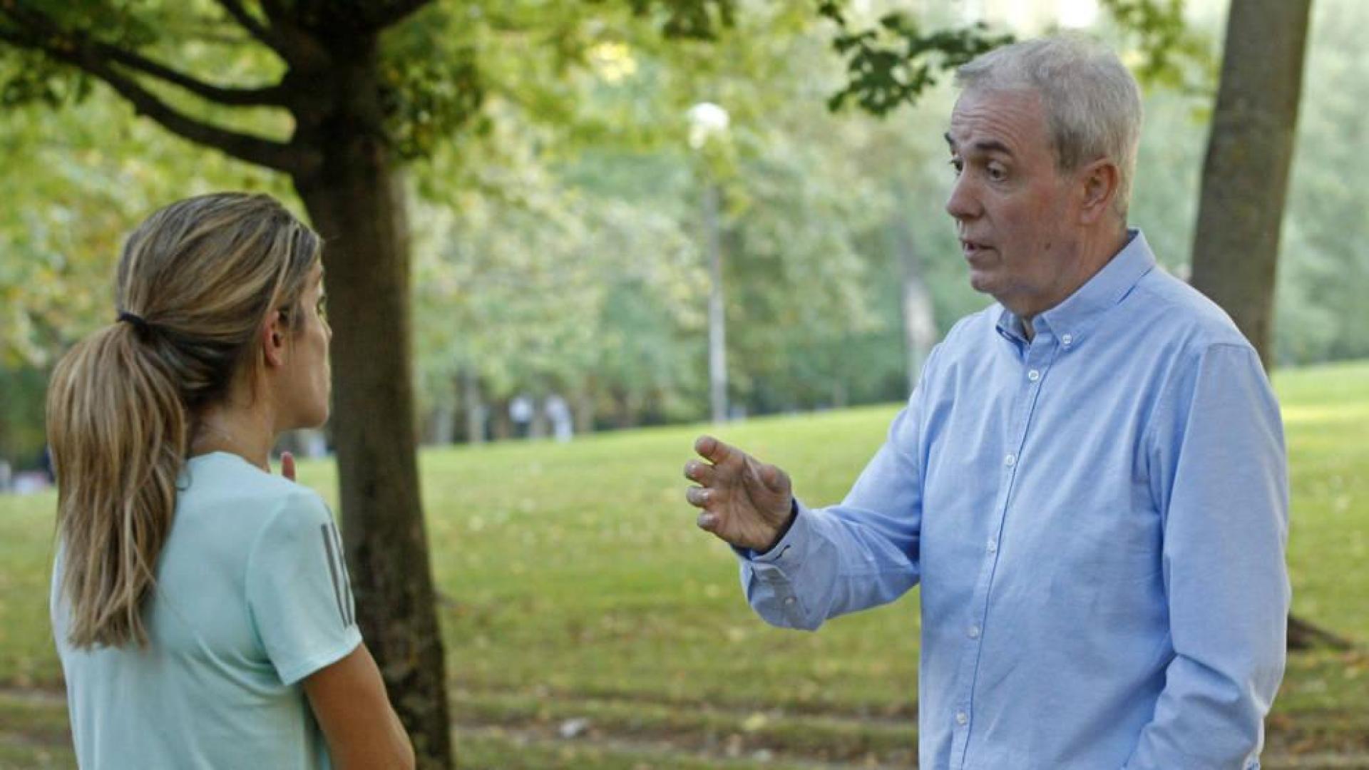 Patxi Morentin, dando unas indicaciones a Maitane Melero durante un entrenamiento en la Vuelta.