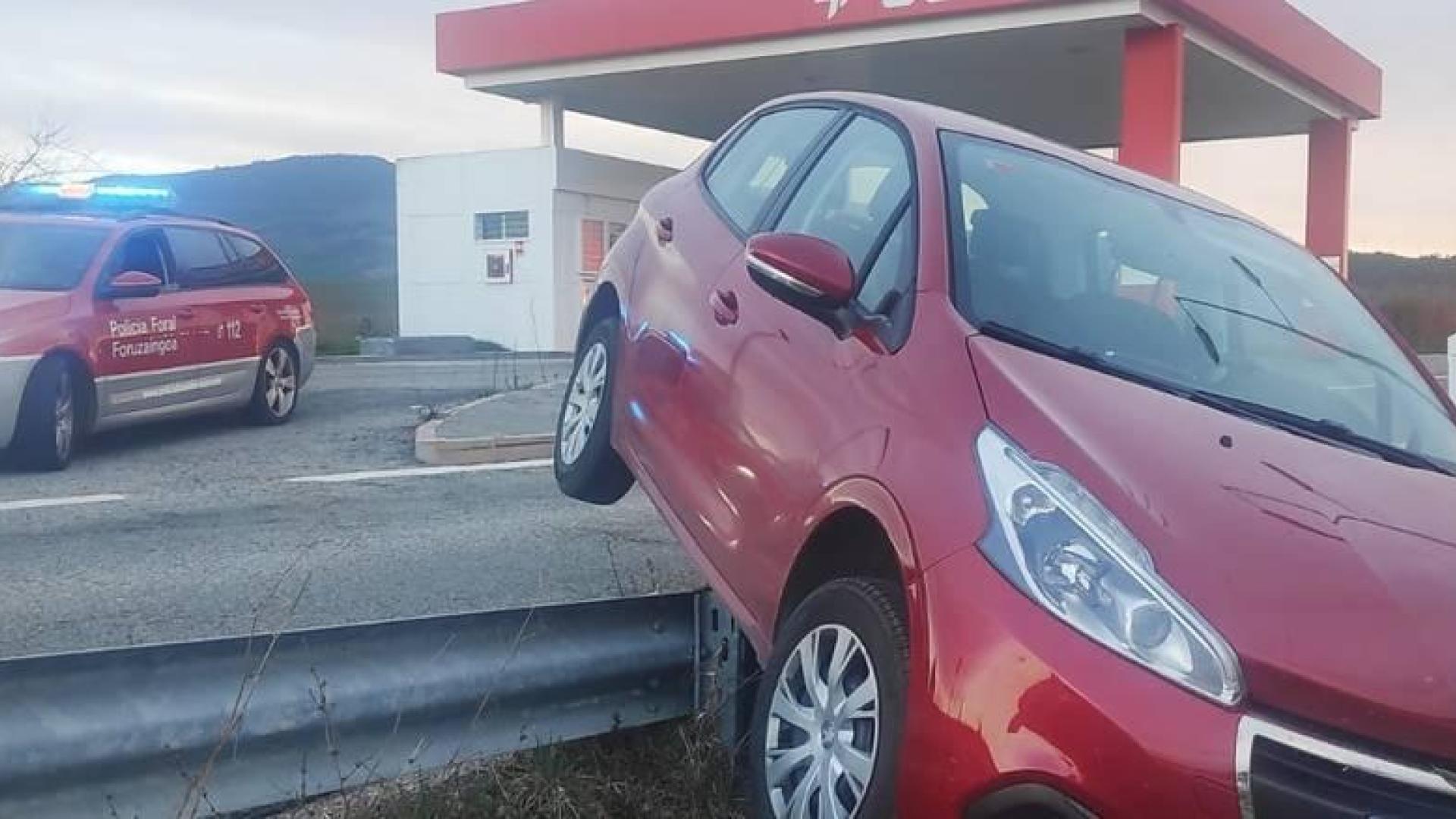 Aparca para repostar sin el freno de mano y el coche le pasa por encima del pie