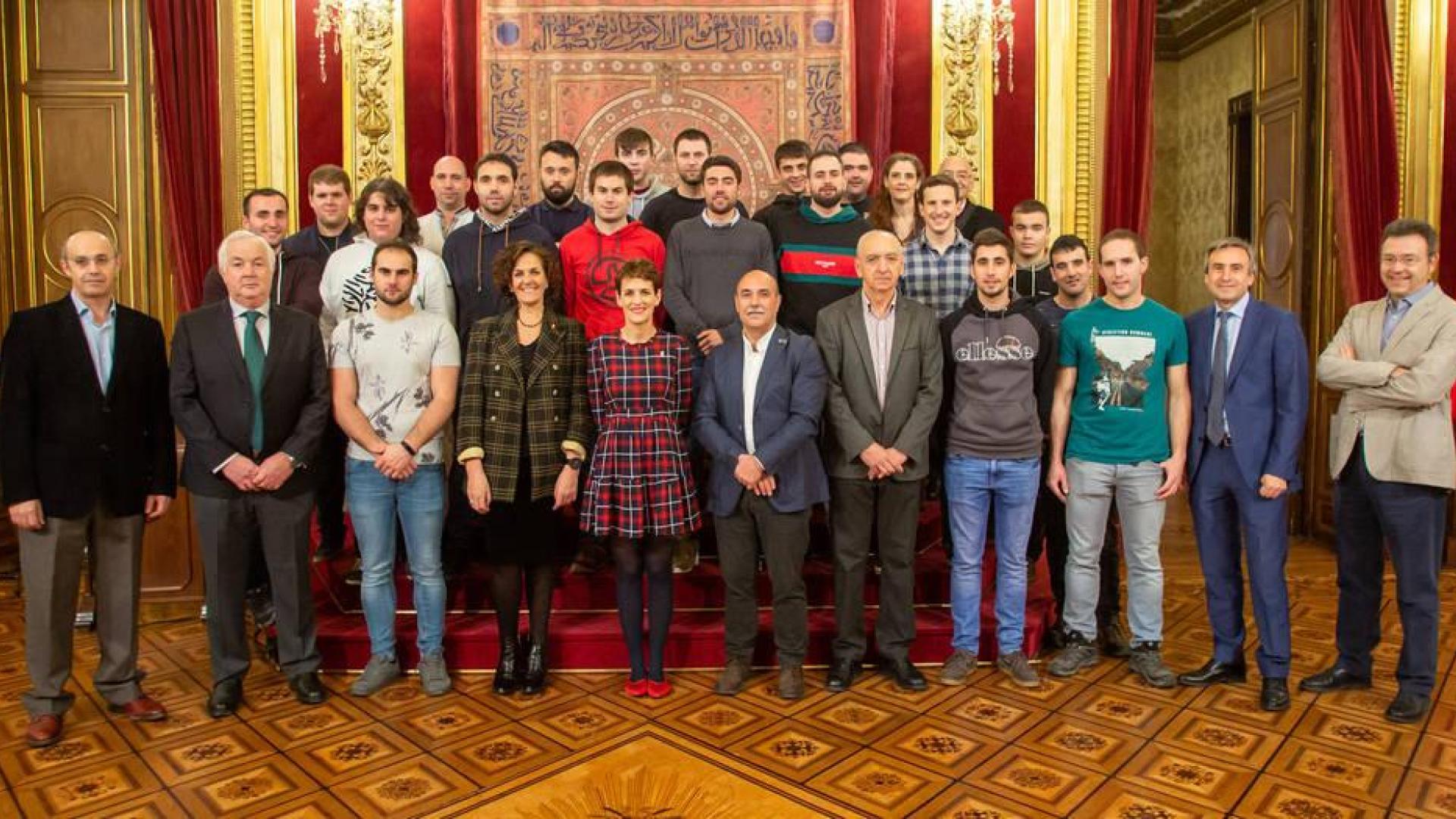 Chivite y el resto de autoridades junto a los participantes en el Campus de Jóvenes Cooperativistas de Navarra