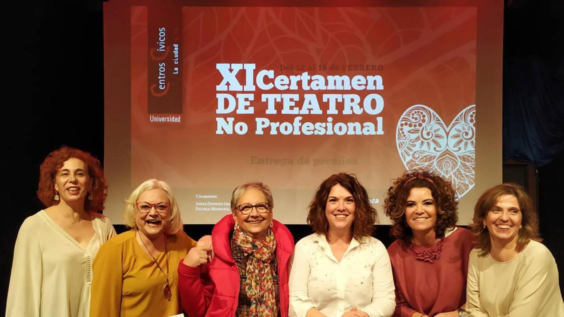 De izquierda a derecha: Juana Urbano, Maribel Lafuente, Rosa Aguerri, Carmen Muro, Carmen Marín y Pilar Ramos, tras recibir el premio a la Mejor Obra y Mejor Actriz del XI Certamen Nacional de Teatro No Profesional celebrado en Zaragoza.
