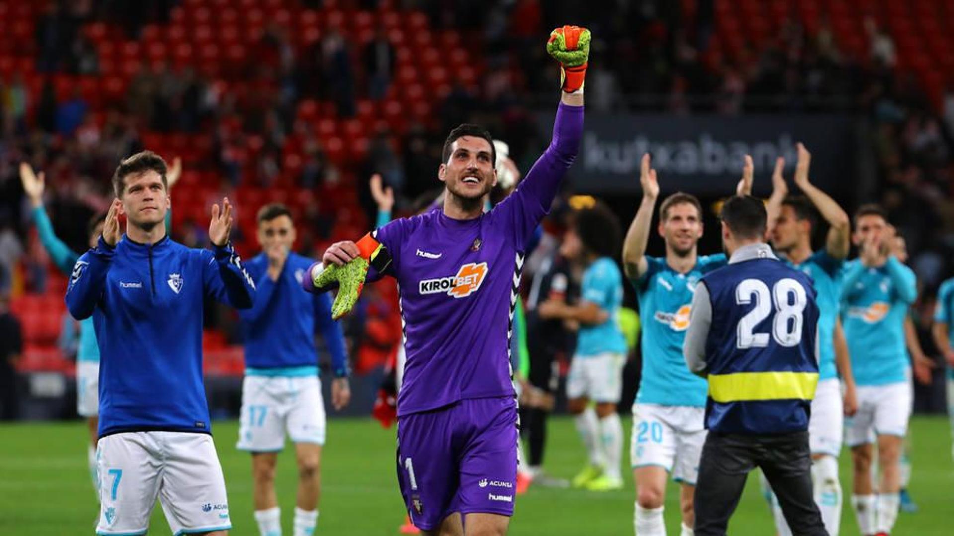 Los jugadores de Osasuna celebran con rabia el trabajado triunfo en San Mamés. En primer plano, Sergio Herrera y Marc Cardona.