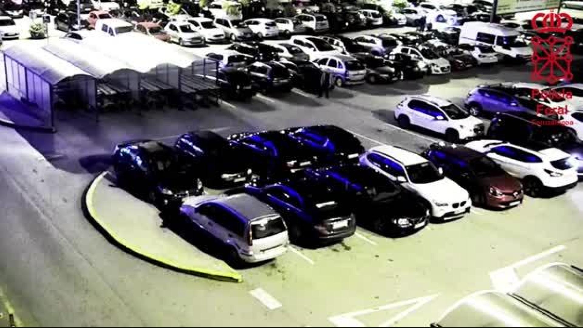 Vídeo | Detenido un joven de Burlada por rayar un coche tras una discusión en un parking